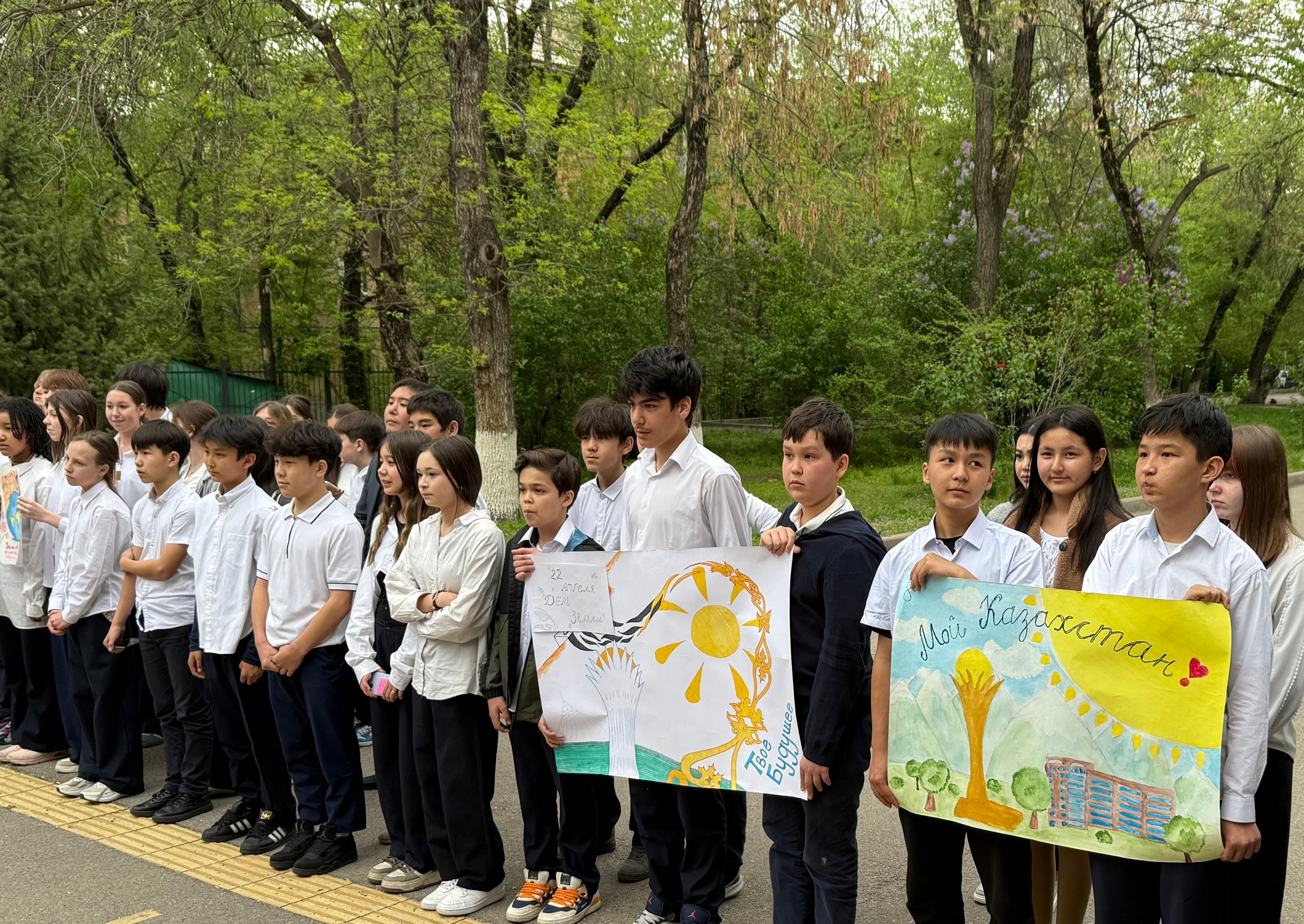 Жер күніне арналған жиын / Общешкольная  линейка ко Дню Земли