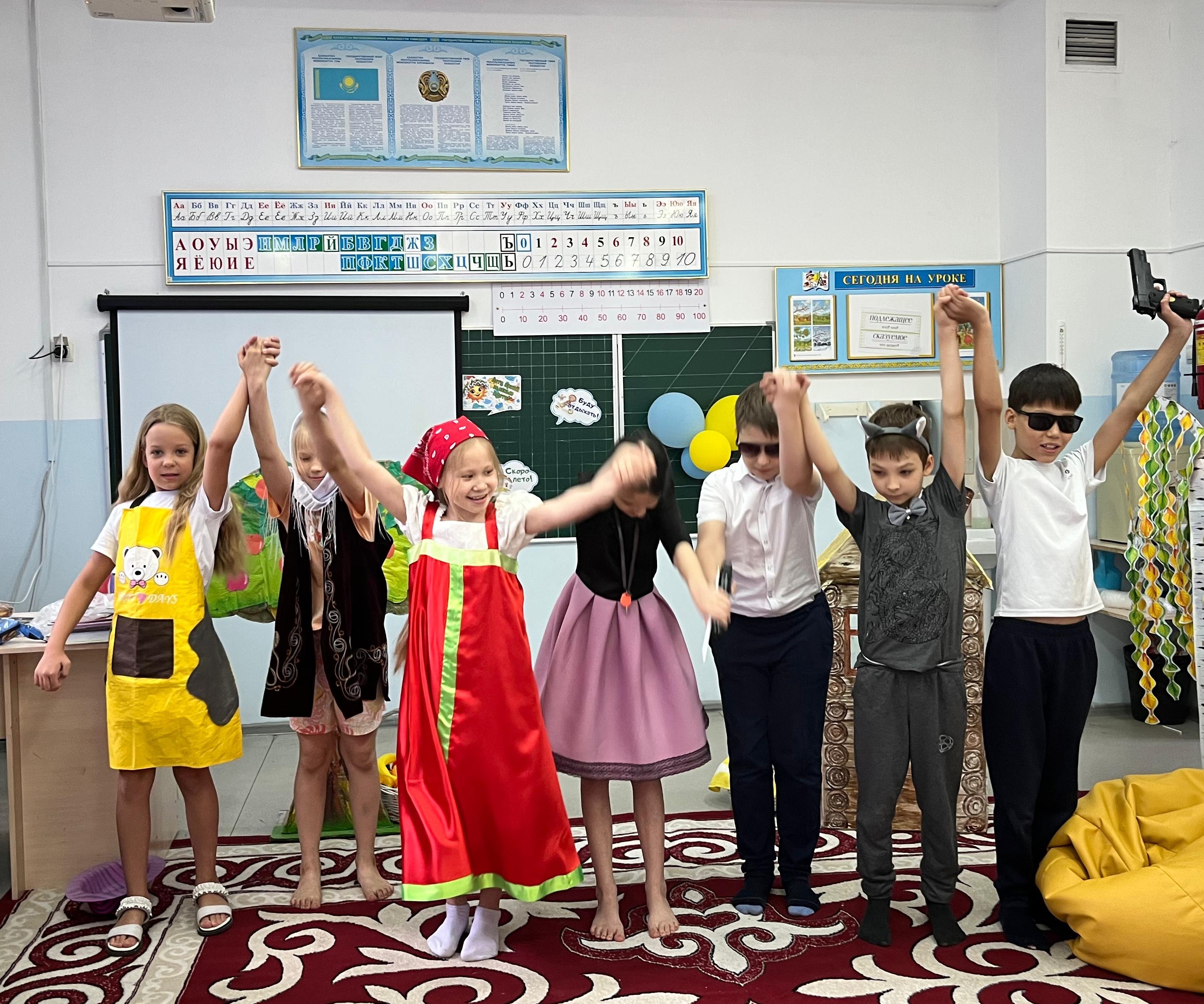 «Қызыл телпек» ертегісі / сказка «Красная Шапочка»